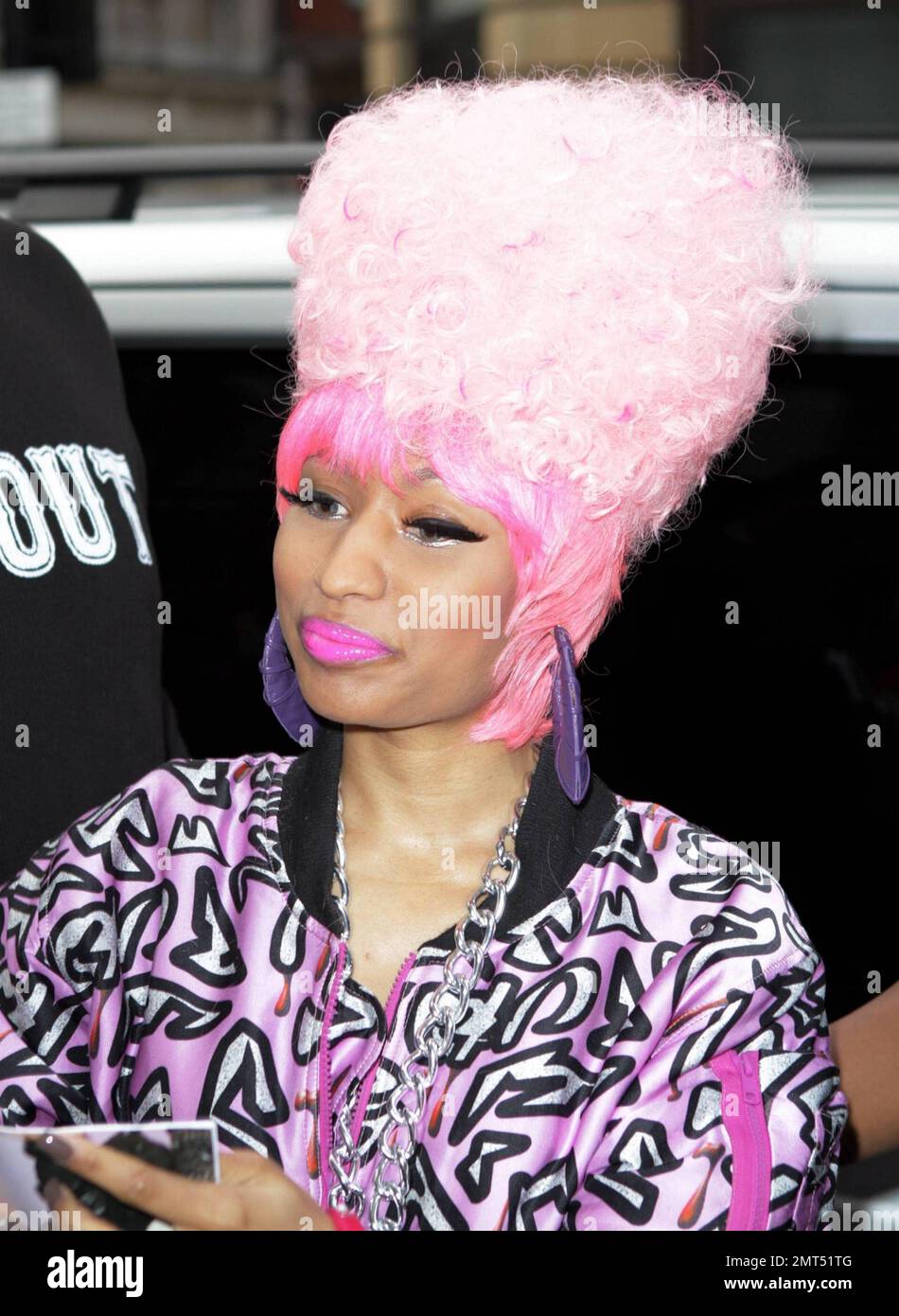 El rapero trinitense-estadounidense y cantante/compositor de R&B Nicki  Minaj sonríe cuando llega a BBC Radio 1. Con una peluca rosa grande, un  traje de salto rosa con un estampado salvaje y un