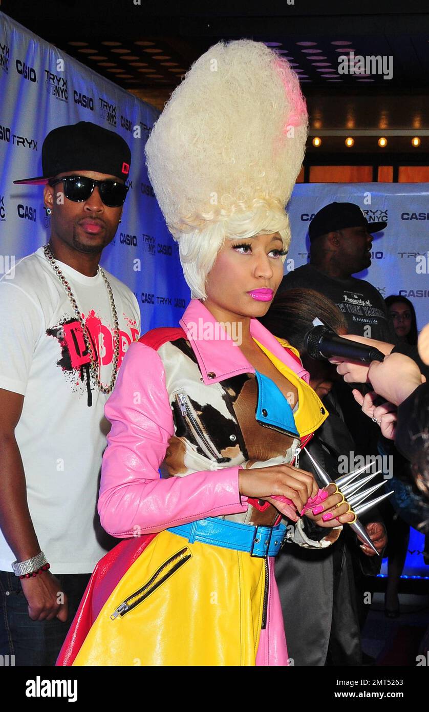 Nicki Minaj, cantante de hip hop y R&B, lleva un atuendo salvaje de una  chaqueta de piel y piel multicolor que realza el busto y que también se  convirtió en un vestido