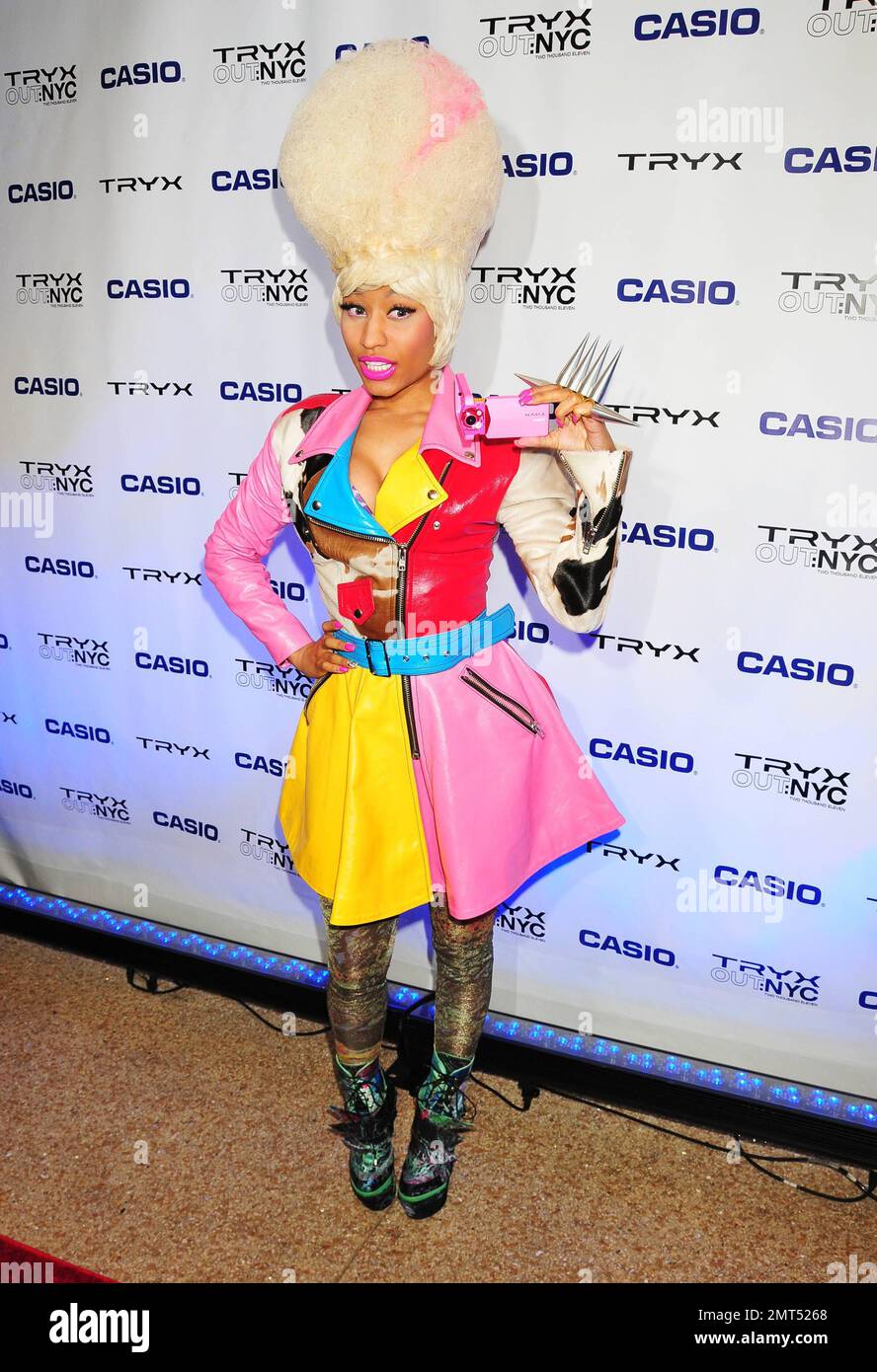 Nicki Minaj, cantante de hip hop y R&B, lleva un atuendo salvaje de una  chaqueta de piel y piel multicolor que realza el busto y que también se  convirtió en un vestido