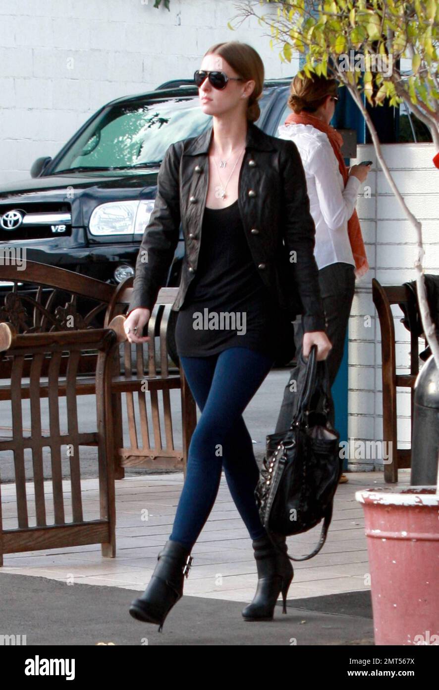 Nicky Hilton, vestida casualmente con una chaqueta negra, un top negro y  leggings azules, se detiene para lavar su Range Rover mientras realiza  recados en West Hollywood, CA. 1/4/10 Fotografía de stock -