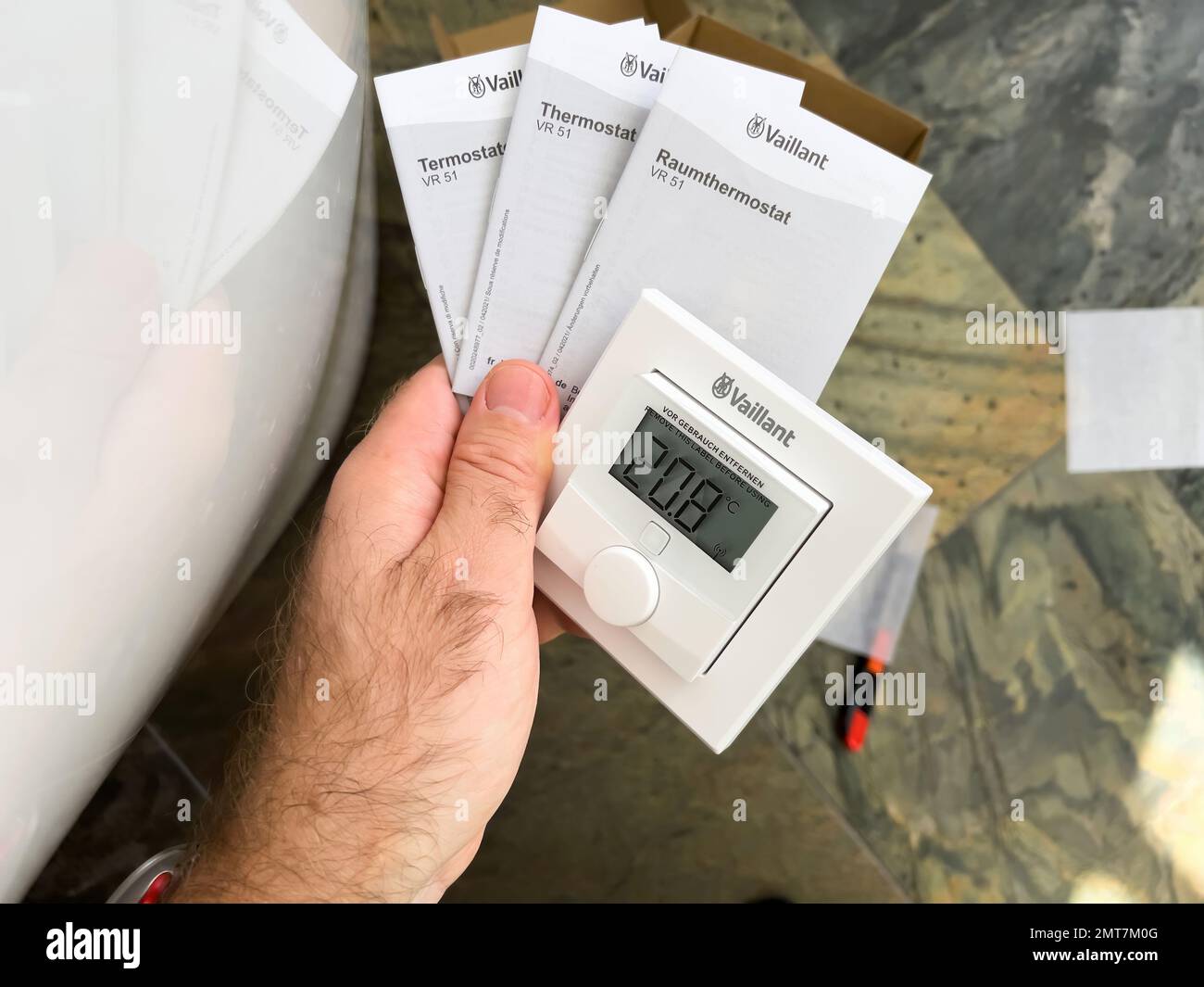 Paris, Francia - Oct 25, 2020: POV man mostrando dispositivos Vaillant IoT  dispositivo - VRC 700f termostato de compensación de tiempo, VR50 válvula  termostática y Ambisense VR51 termostato de habitación Fotografía de stock  - Alamy