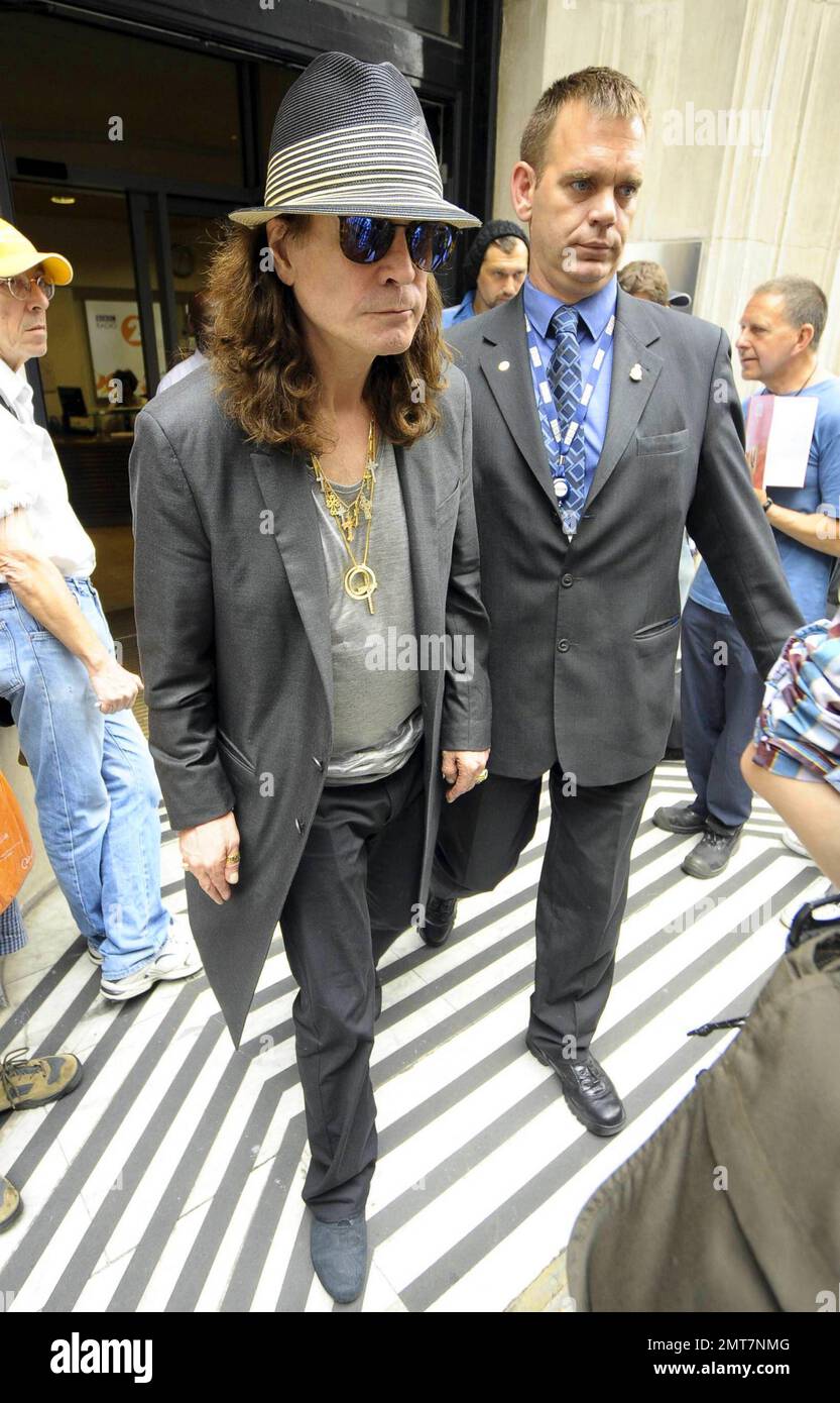 El legendario rockero Ozzy Osbourne llega a BBC Radio 2 para una aparición  para promocionar su nuevo álbum 'Scream' en Londres, Reino Unido. 6/30/10  Fotografía de stock - Alamy