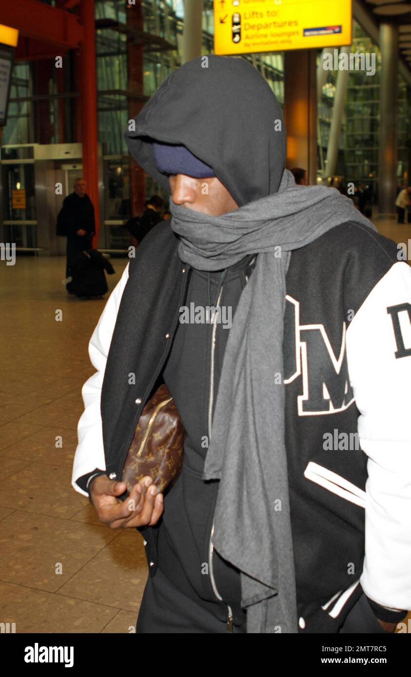 Sean 'P Diddy' Combs se cubre con una sudadera negra con capucha, un  sombrero azul y una bufanda gris cuando llega al aeropuerto de Heathrow de  Londres. El magnate de la música y empresario lleva consigo una pequeña  bolsa Louis Vuitton