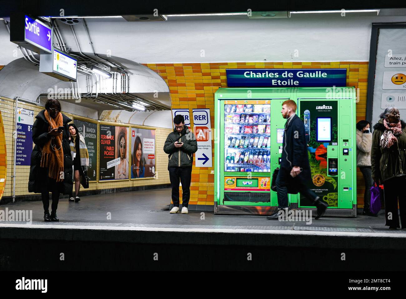 La imagen de la ilustración muestra la plataforma de una estación de metro parisina (RATP metro o metropolitain Charles de Gaulle Etoile), en París, Francia el 31 de enero de 2023. Los sindicatos han pedido una huelga y más manifestaciones para protestar contra el proyecto de ley de reforma de las pensiones. Foto de Victor Joly/ABACAPRESS.COM Foto de stock