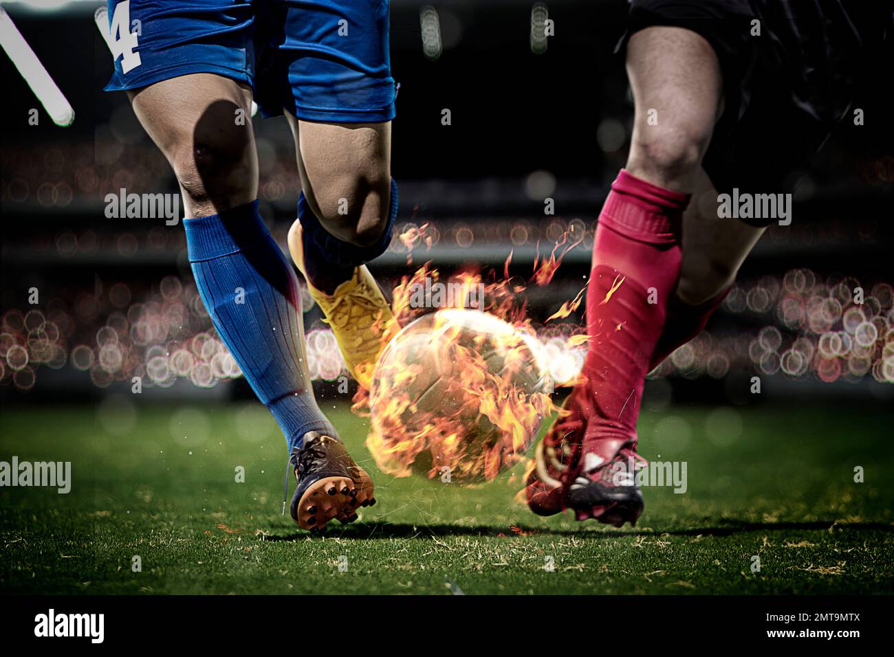 CG imagen de los jugadores de fútbol golpeando la pelota con fuego Foto de stock