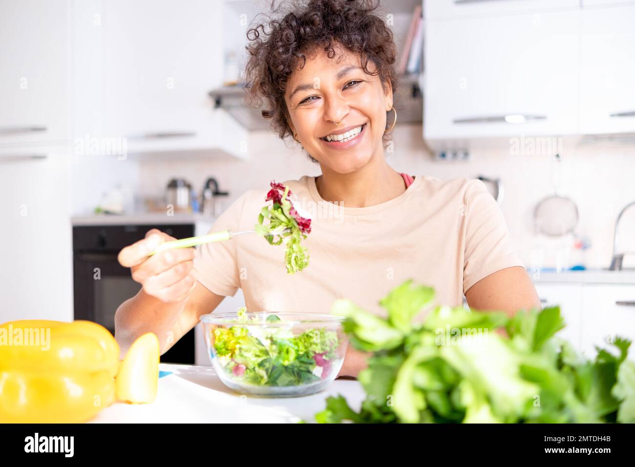 Concepto de alimentación saludable. Mujer negra comiendo retrato de ensalada de verduras Foto de stock