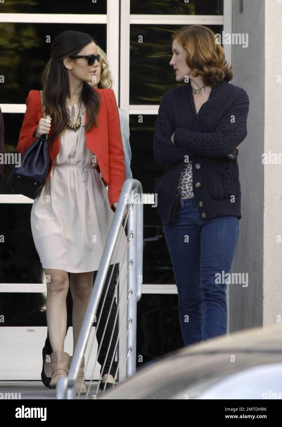 Vistiendo una chaqueta roja y un sencillo blanco, la actriz Rachel Bilson deja los estudios 'Chelsea Latently' después de una aparición en el programa. Rachel actualmente está promocionando su nueva película '