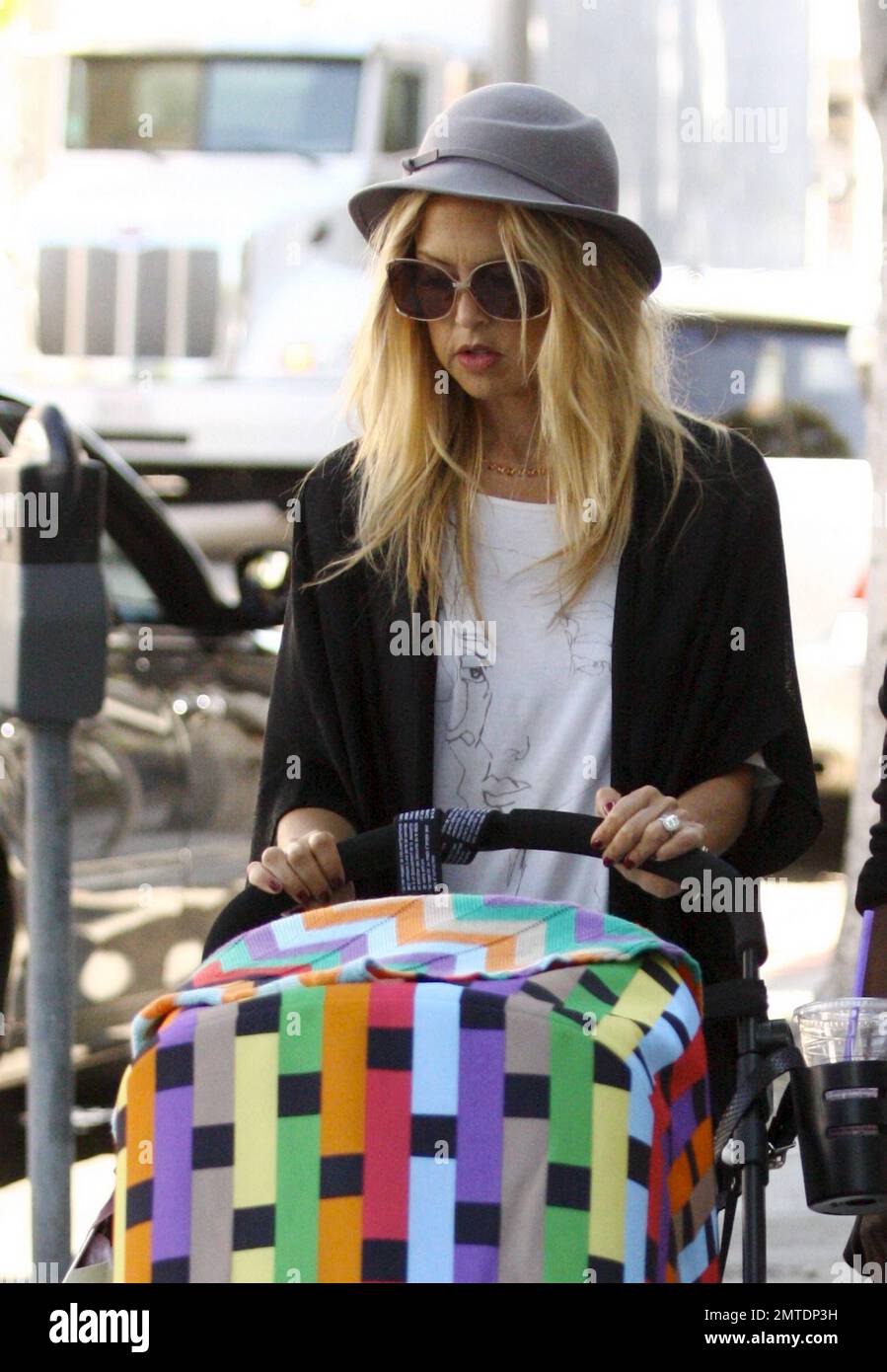 La estilista de celebridades Rachel Zoe pasa algún tiempo comprando ropa de  bebé con un asistente mientras empuja a su hijo en un cochecito. Los  Ángeles, CA. 6/7/11 Fotografía de stock - Alamy