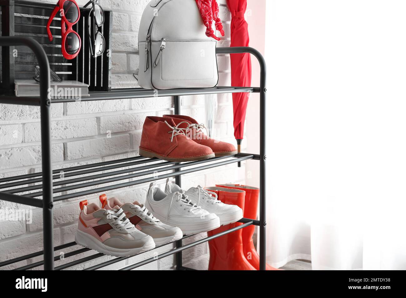 Estante para zapatos fotografías e imágenes de alta resolución - Alamy