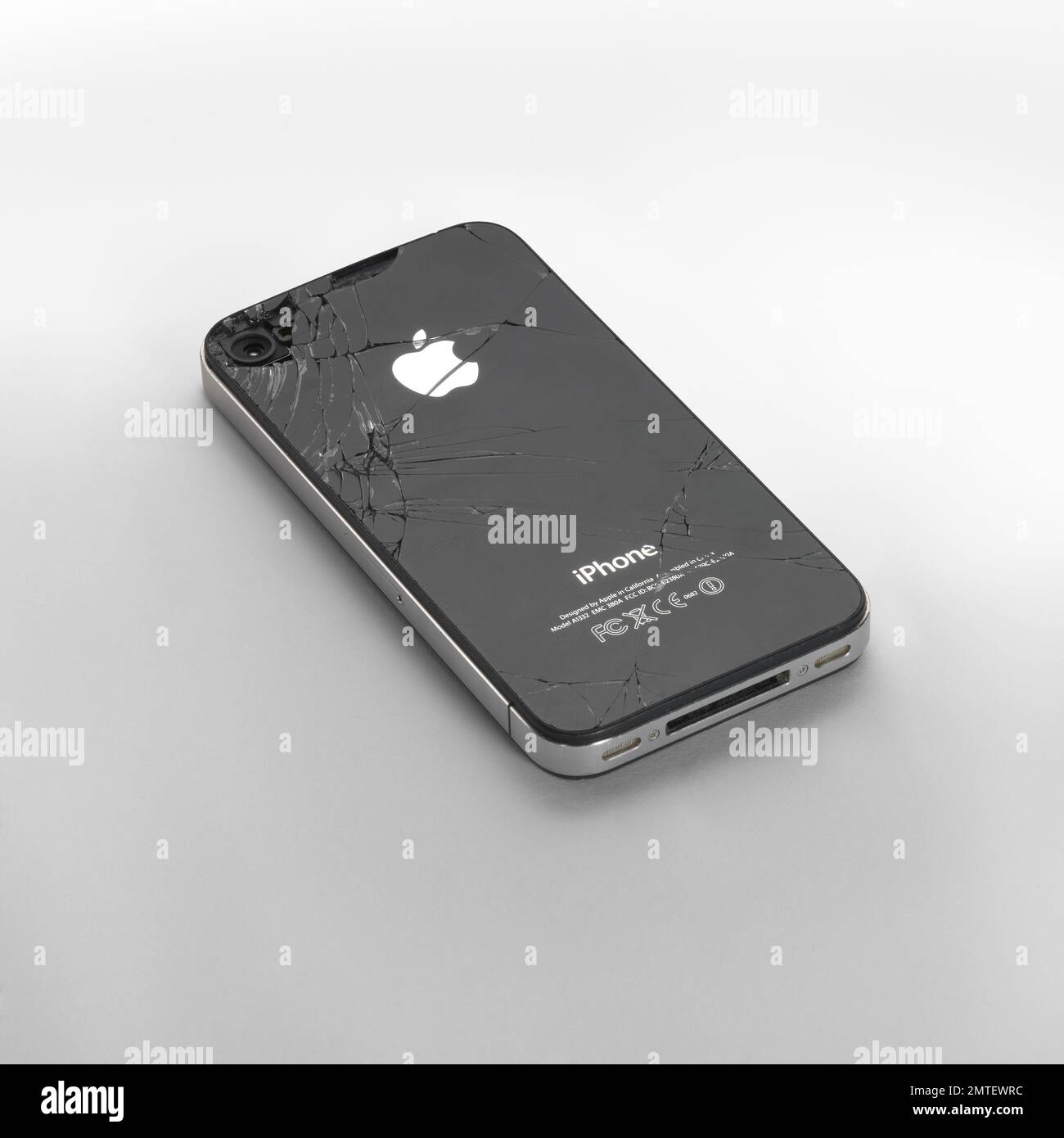 Barcelona- España - Junio de 22 2015- Estudio de foto de la parte trasera del  iPhone 4 de Apple Inc. Con diseño de logotipo y marcas. Modelo de color  negro seriamente dañado