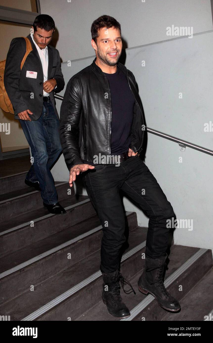 La superestrella del pop Ricky Martin visita 'Larry King Live' en los  estudios de CNN en Hollywood. Martin, que era todo sonrisas para las  cámaras, se tomó el tiempo para firmar autógrafos