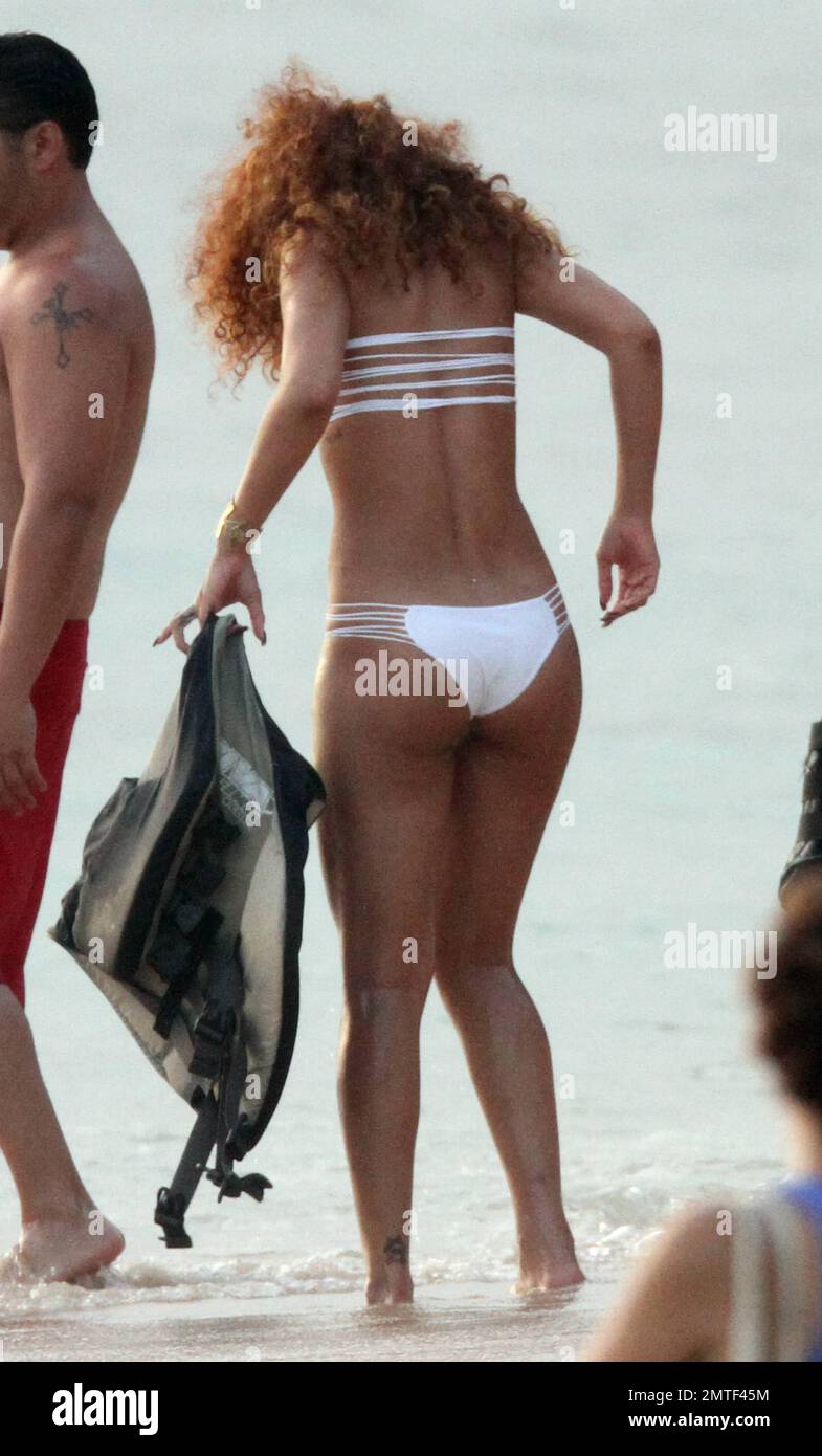 Rihanna muestra sus curvas en un bikini blanco al atardecer en la playa con  amigos. Rihanna está en la ciudad para actuar mañana por la noche en un  concierto lleno, Barbados, agosto
