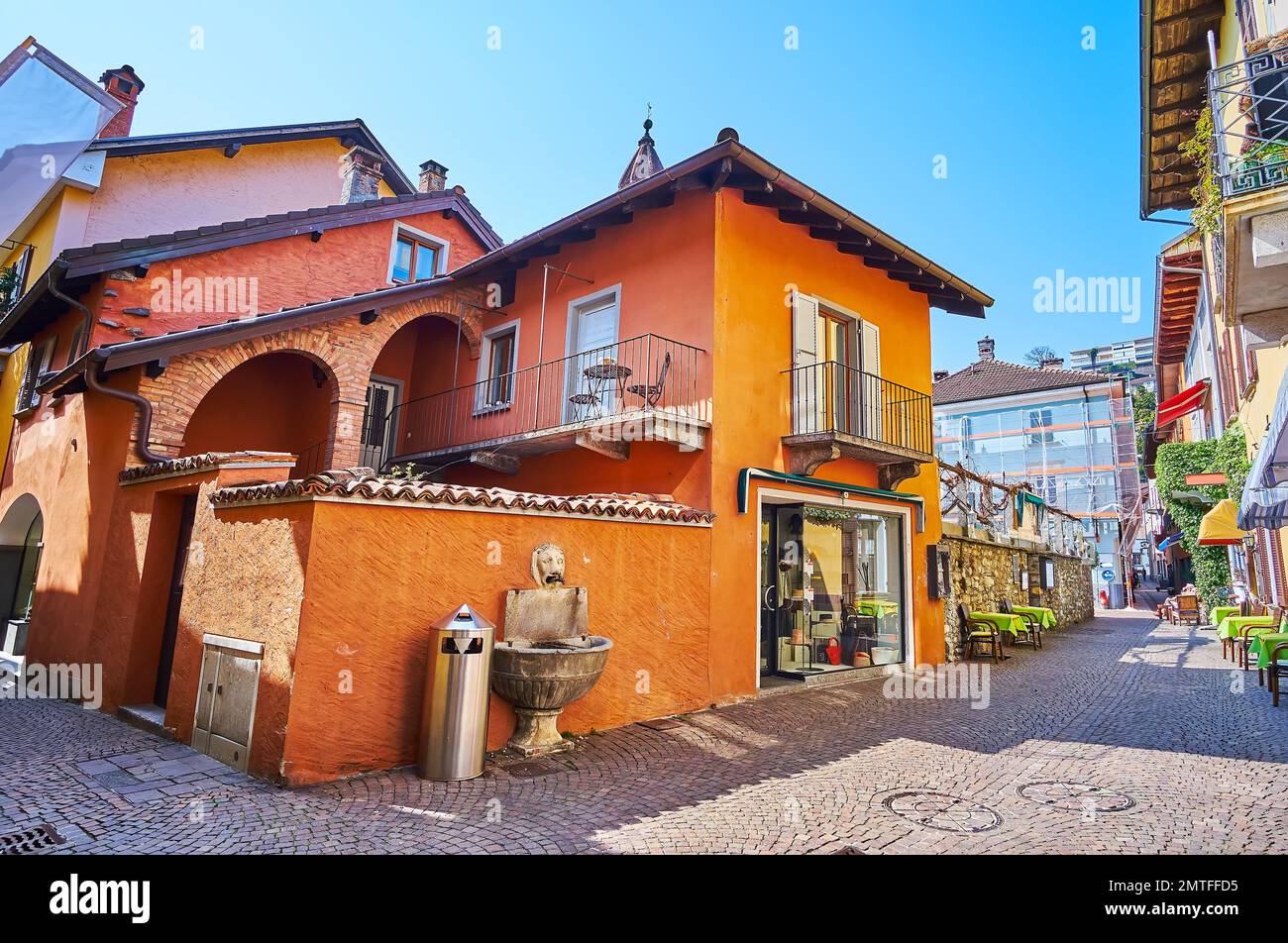 Casas históricas con pequeños cafés, tiendas, hoteles en el casco antiguo de Ascona, Suiza Foto de stock