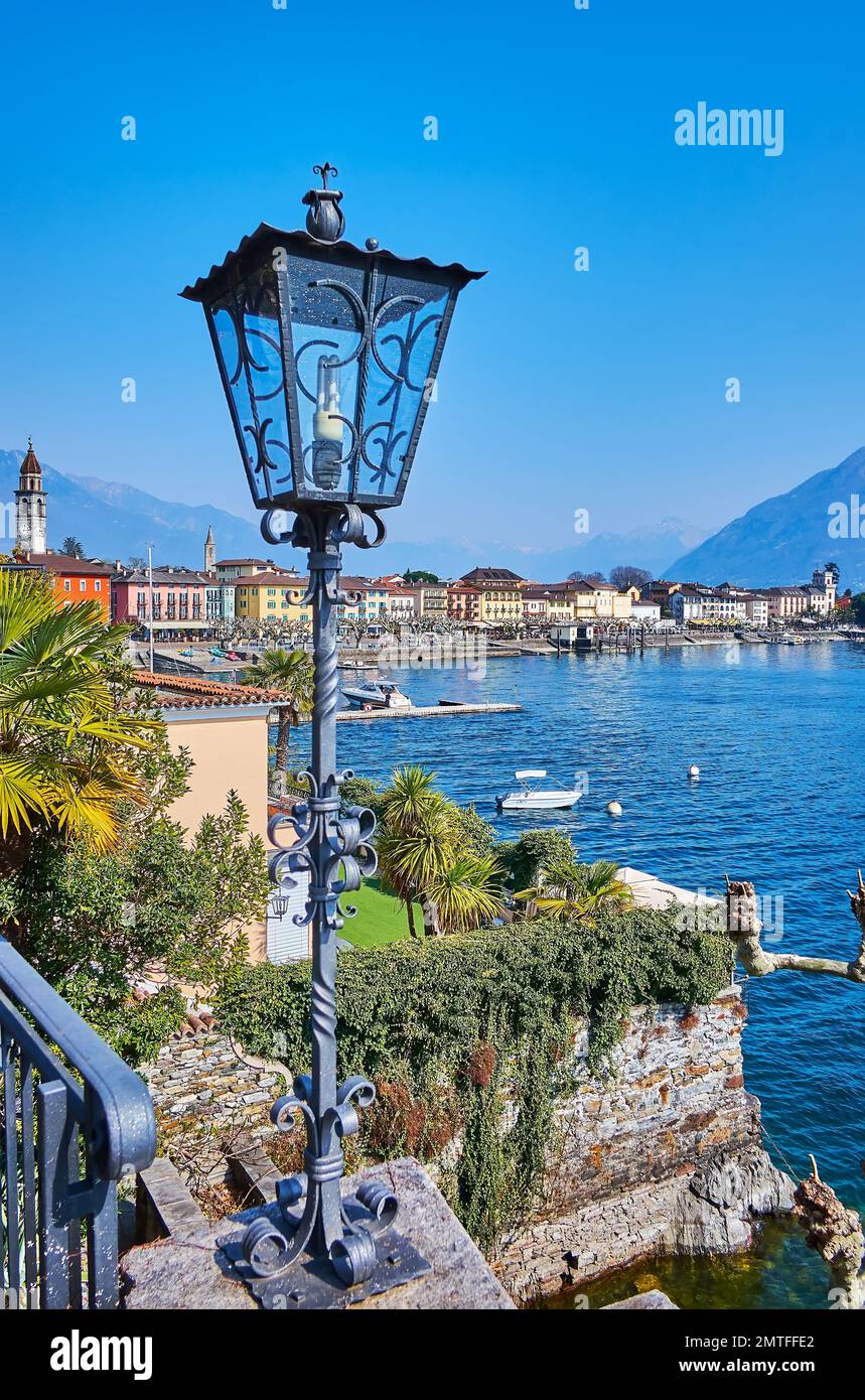 La hermosa farola vintage en la orilla del lago Maggiore en Ascona, Suiza Foto de stock
