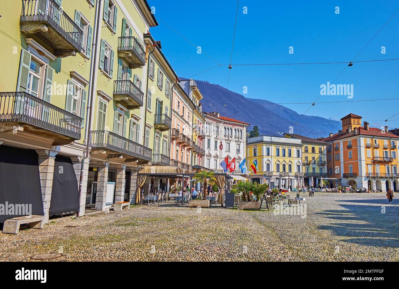 Las casas adosadas, tiendas y restaurantes en la plaza Piazza Grande, situado en el centro de la ciudad vieja, Locarno, Suiza Foto de stock