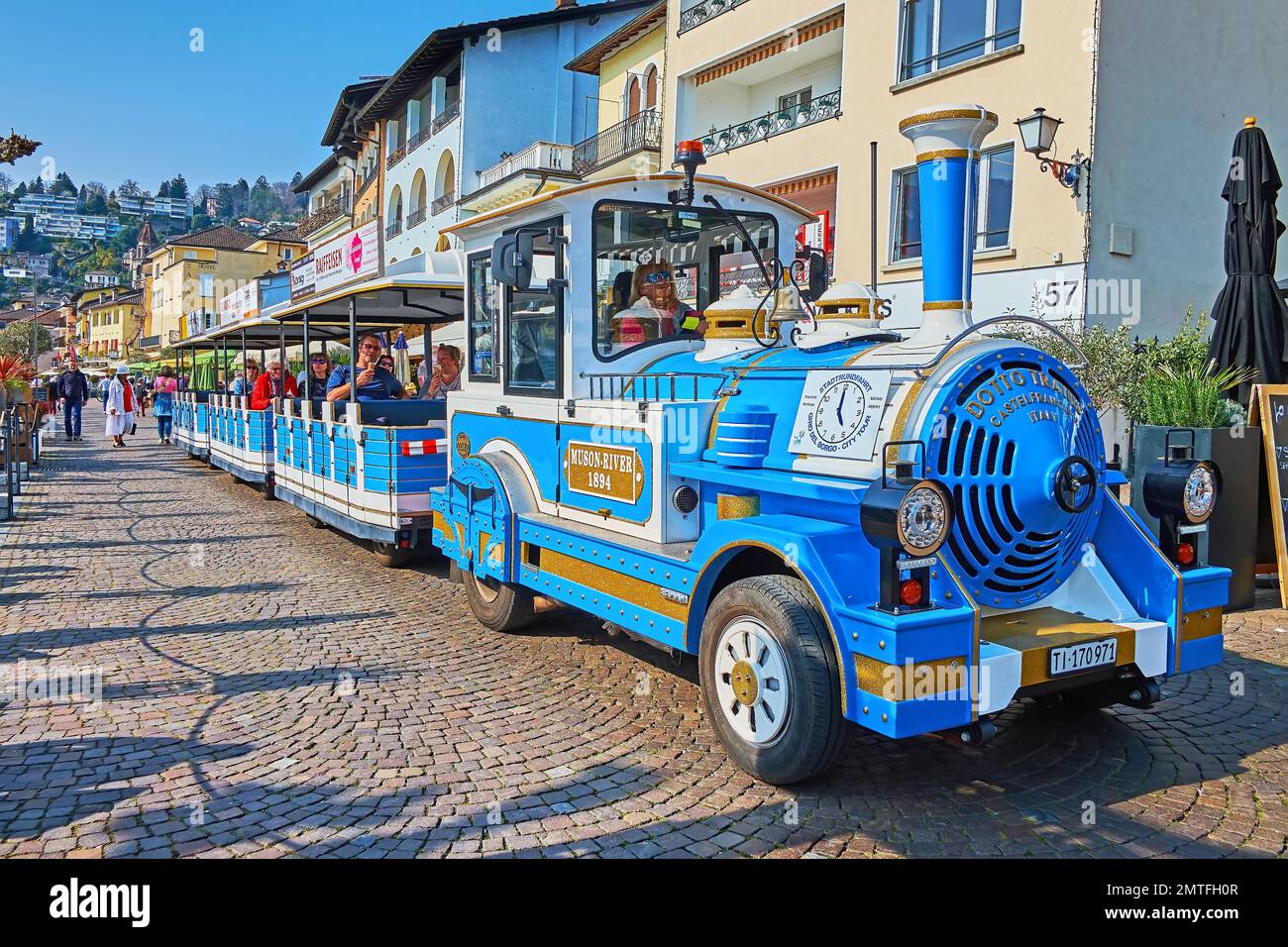 ASCONA, SUIZA - 28 DE MARZO de 2022: La locomotora azul vintage del tren turístico en la Piazza Giuseppe Motta, el 28 de marzo en Ascona Foto de stock
