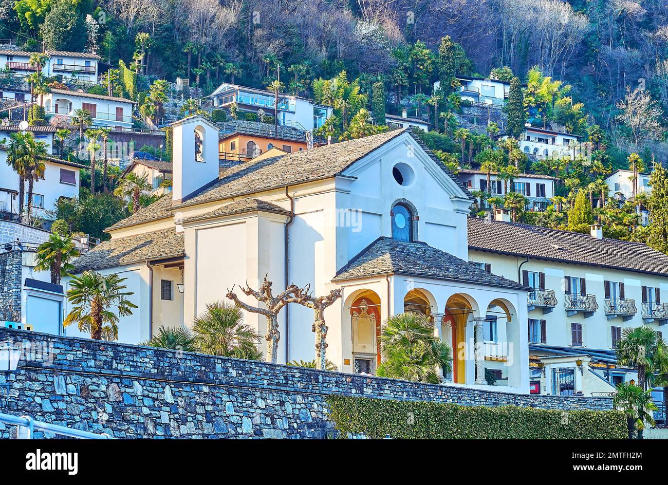 La iglesia de Madonna delle Grazie contra la ladera de la montaña con casas de Ronco sopra Ascona, Suiza Foto de stock