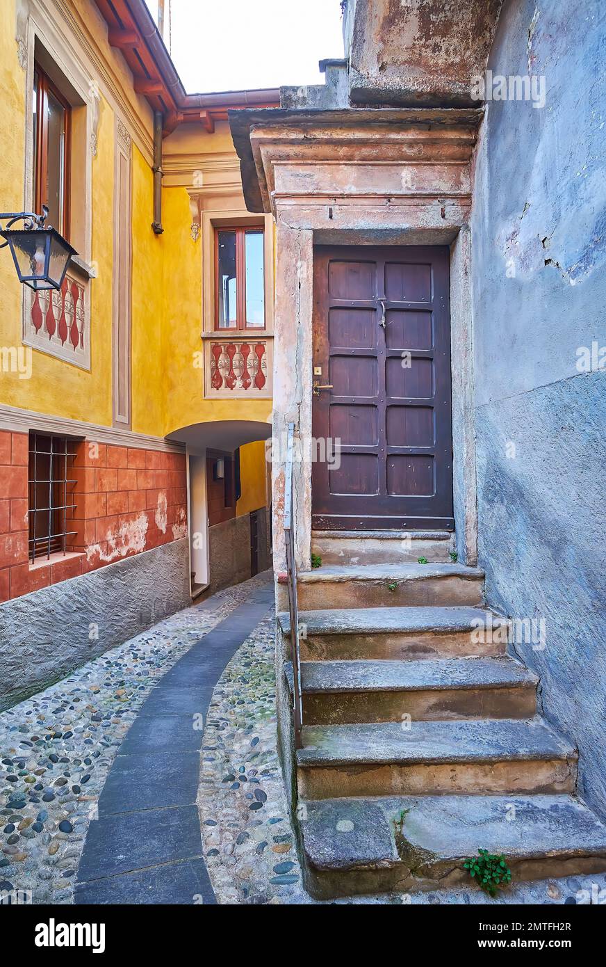 La calle estrecha con casas antiguas, decoradas con frescos, Ronco sopra Ascona, Ticino, Suiza Foto de stock