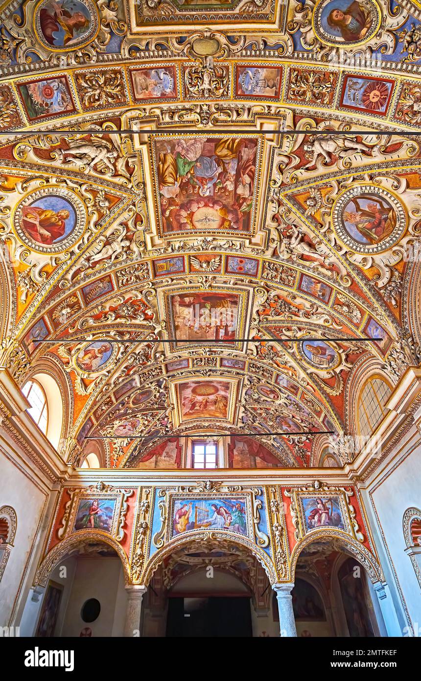 LOCARNO, SUIZA - 28 DE MARZO de 2022: Iglesia de Santa María Assunta, decorada con molduras, frescos y columnas, el 28 de marzo en Locarno Foto de stock