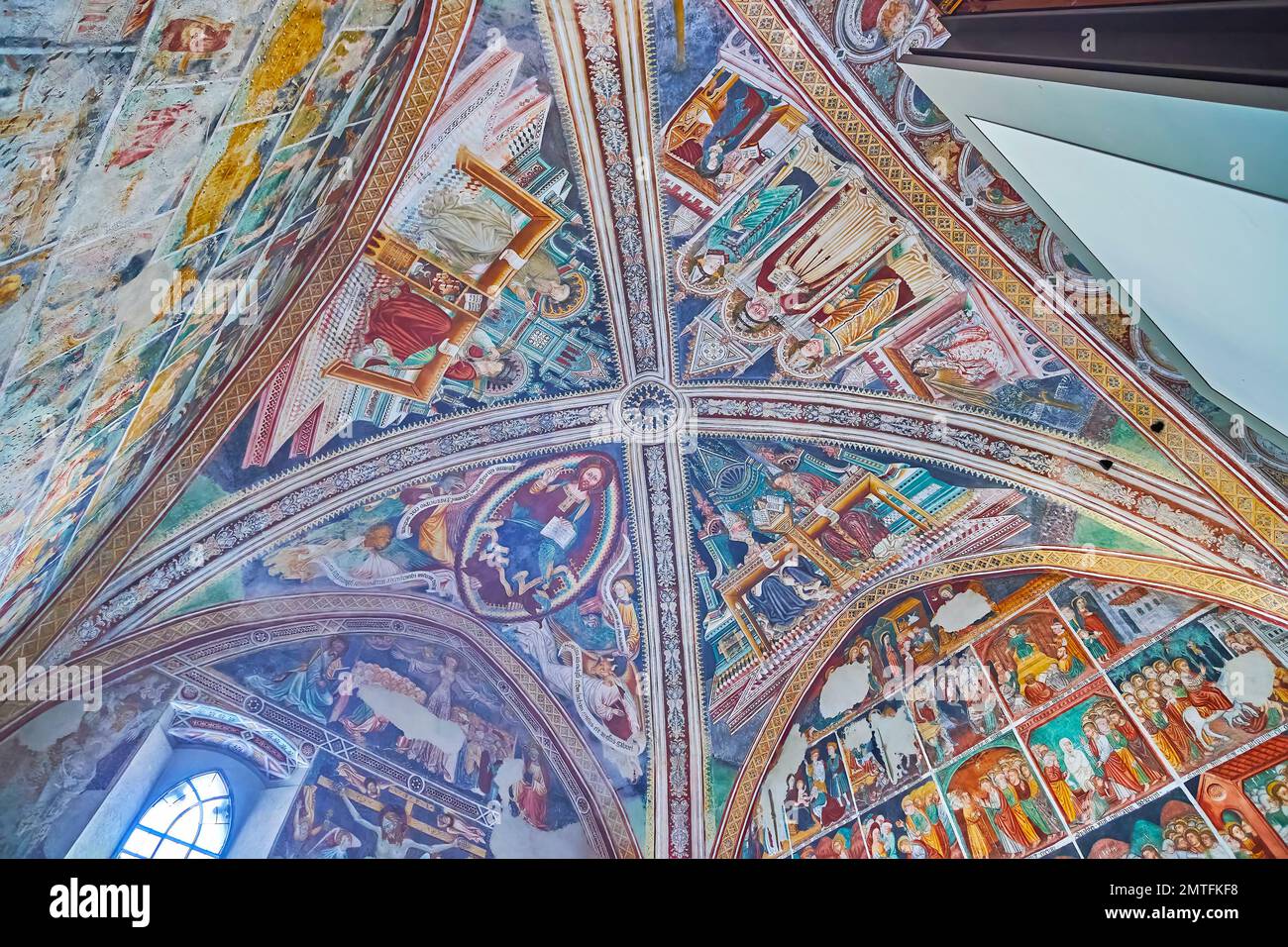 ASCONA, SUIZA - 28 DE MARZO de 2022: Los frescos de colores en la cúpula interior de la iglesia de Santa María de la Misericordia, el 28 de marzo en Ascona Foto de stock