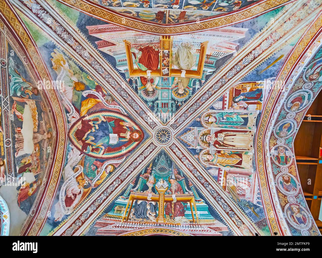 ASCONA, SUIZA - 28 DE MARZO de 2022: La cúpula interior medieval ricamente decorada de la iglesia de Santa María de la Misericordia, el 28 de marzo en Ascona Foto de stock