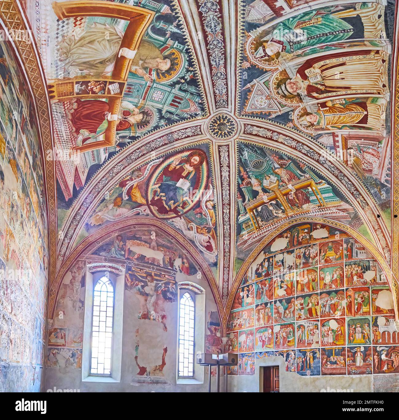 ASCONA, SUIZA - 28 DE MARZO de 2022: Los frescos históricos de colores en la iglesia de Santa Maria della Misericordia, el 28 de marzo en Ascona Foto de stock