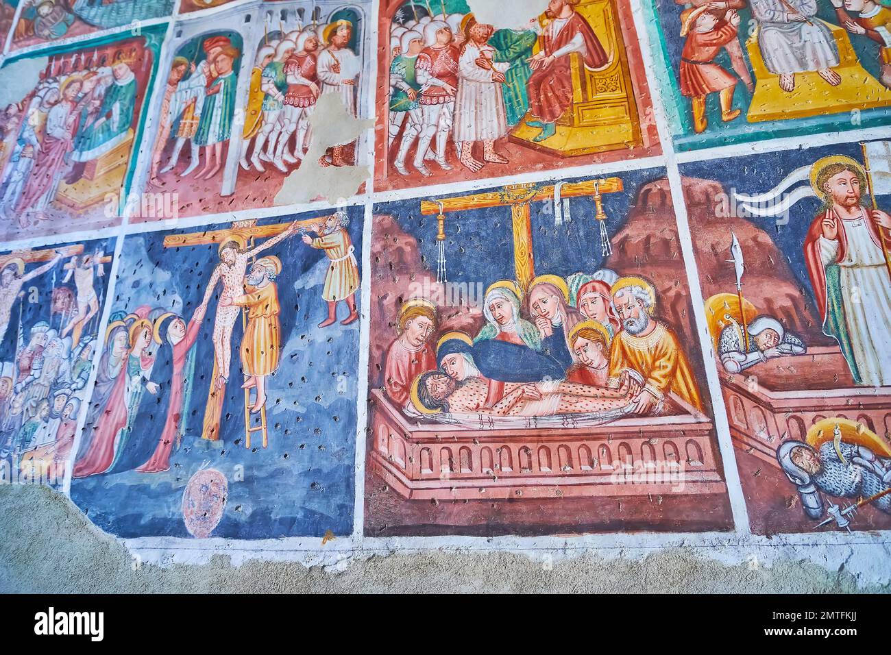 ASCONA, SUIZA - 28 DE MARZO de 2022: Detalles de frescos en la pared de la iglesia de Santa María de la Misericordia, que representan la vida de Jesucristo, en marzo Foto de stock