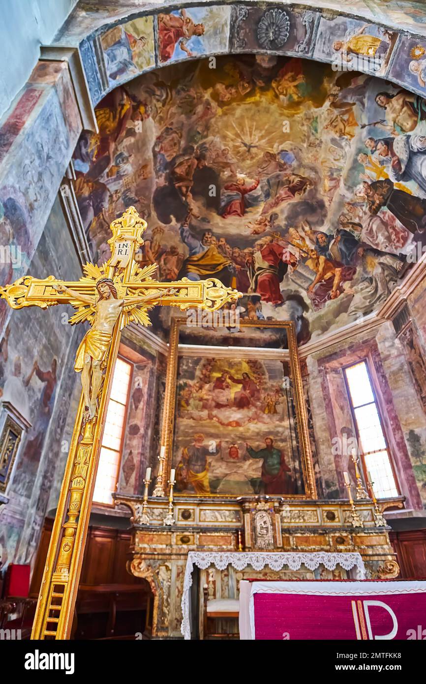 ASCONA, SUIZA - 28 DE MARZO de 2022: Iglesia de San Pedro y San Pablo altar y ábside con frescos con cruz de oro en primer plano, el 28 de marzo en Ascona Foto de stock