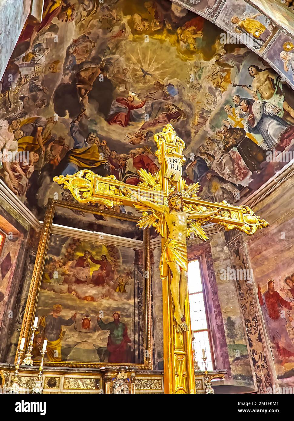 ASCONA, SUIZA - 28 DE MARZO de 2022: Iglesia de San Pedro y San Pablo con cruz de oro y altar con frescos y ábside, el 28 de marzo en Ascona Foto de stock