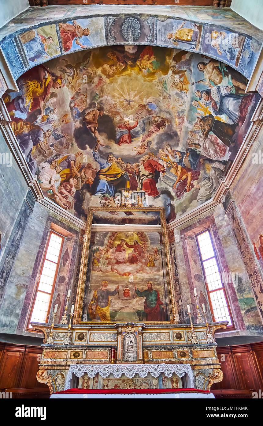 ASCONA, SUIZA - 28 DE MARZO de 2022: Iglesia de San Pedro y San Pablo con altar, paredes y cúpula ricamente decoradas con frescos, el 28 de marzo en Ascona Foto de stock