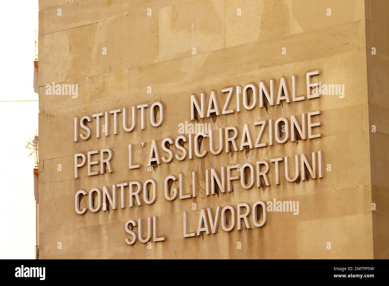 Antiguo letrero del INAIL italiano, el Instituto Nacional de Seguros de Accidentes de Trabajo. Foto de alta calidad Foto de stock
