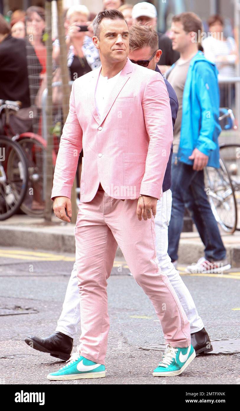 Con un traje rosa con zapatillas Nike azul bebé, Robbie Williams y la  estrella de 'Skins' Kaya Scodelario fueron vistos en el set de rodaje de  escenas para su nuevo video musical