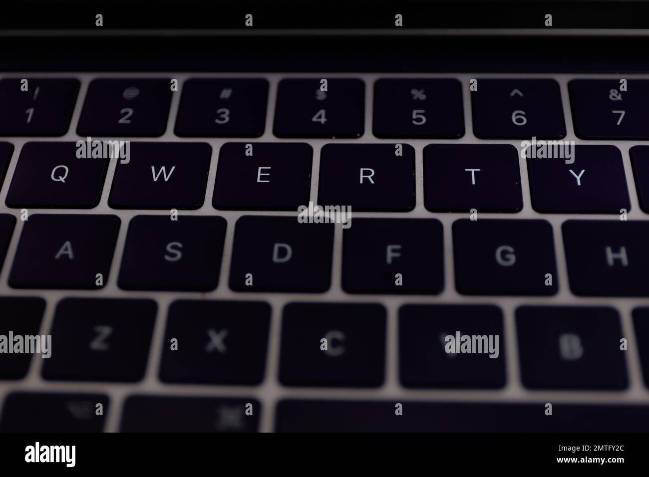 Captura de primer plano con teclado QWERTY. QWERTY es una disposición de teclado para alfabetos de escritura latina Foto de stock