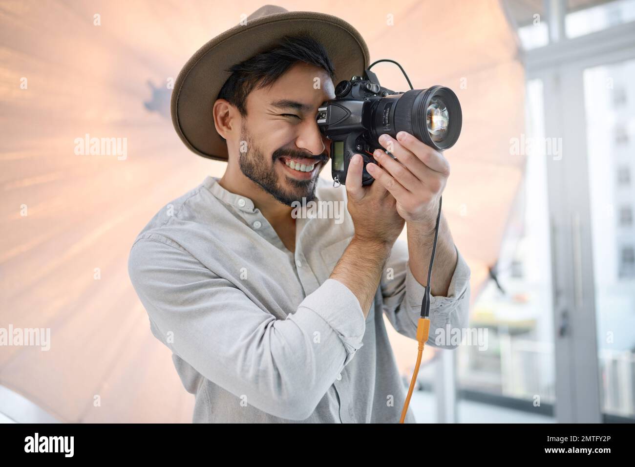 Fotografía, estudio y cámara con un hombre fotógrafo tomando una foto  detrás del escenario durante una sesión de fotos. Creativo, ligero y de  producción con un macho Fotografía de stock - Alamy