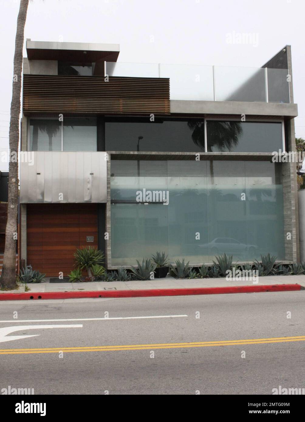 ¡EXCLUSIVO! Fotos exteriores de la lujosa residencia de la estrella de