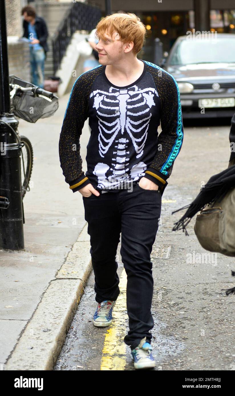 La estrella de 'Harry Potter', Rupert Grint, lleva un suéter de esqueleto  cuando sale de su hotel, manteniendo la cabeza baja mientras camina.  Londres, Reino Unido. 6/15/11 Fotografía de stock - Alamy