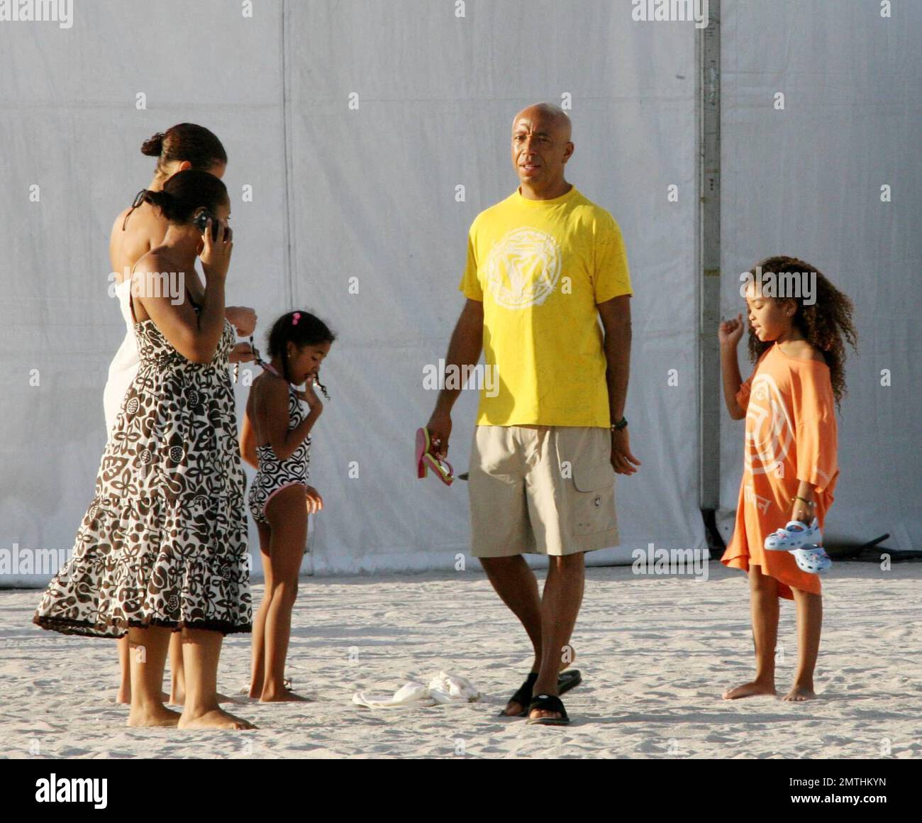 Hip Hop Mogul Russell Simmons lleva a sus hijas Ming Lee y Aoki Lee Kyoko a  jugar castillos de arena con su nueva novia, la modelo Porschla Coleman. Ex  esposa Kimora también