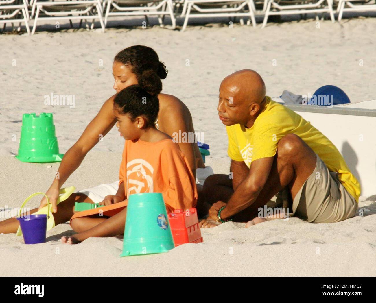 Hip Hop Mogul Russell Simmons lleva a sus hijas Ming Lee y Aoki Lee Kyoko a  jugar castillos de arena con su nueva novia, la modelo Porschla Coleman. Ex  esposa Kimora también