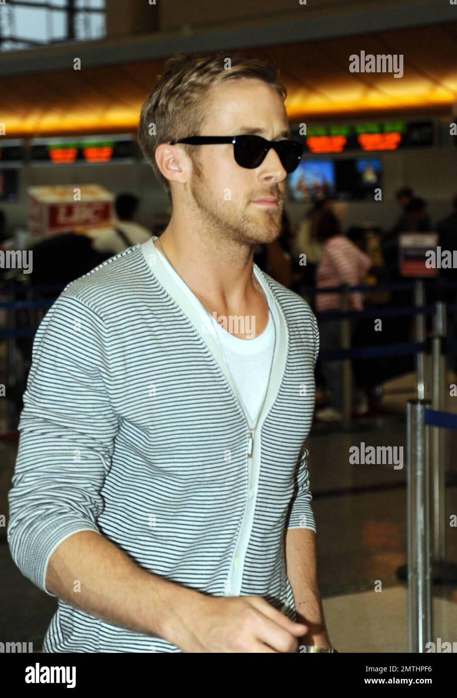 Ryan Gosling llega a LAX para ir al Festival de Cine de Cannes, donde se  estrena su nueva película 'Blue Valentine'. Los Ángeles, CA. 5/16/10  Fotografía de stock - Alamy