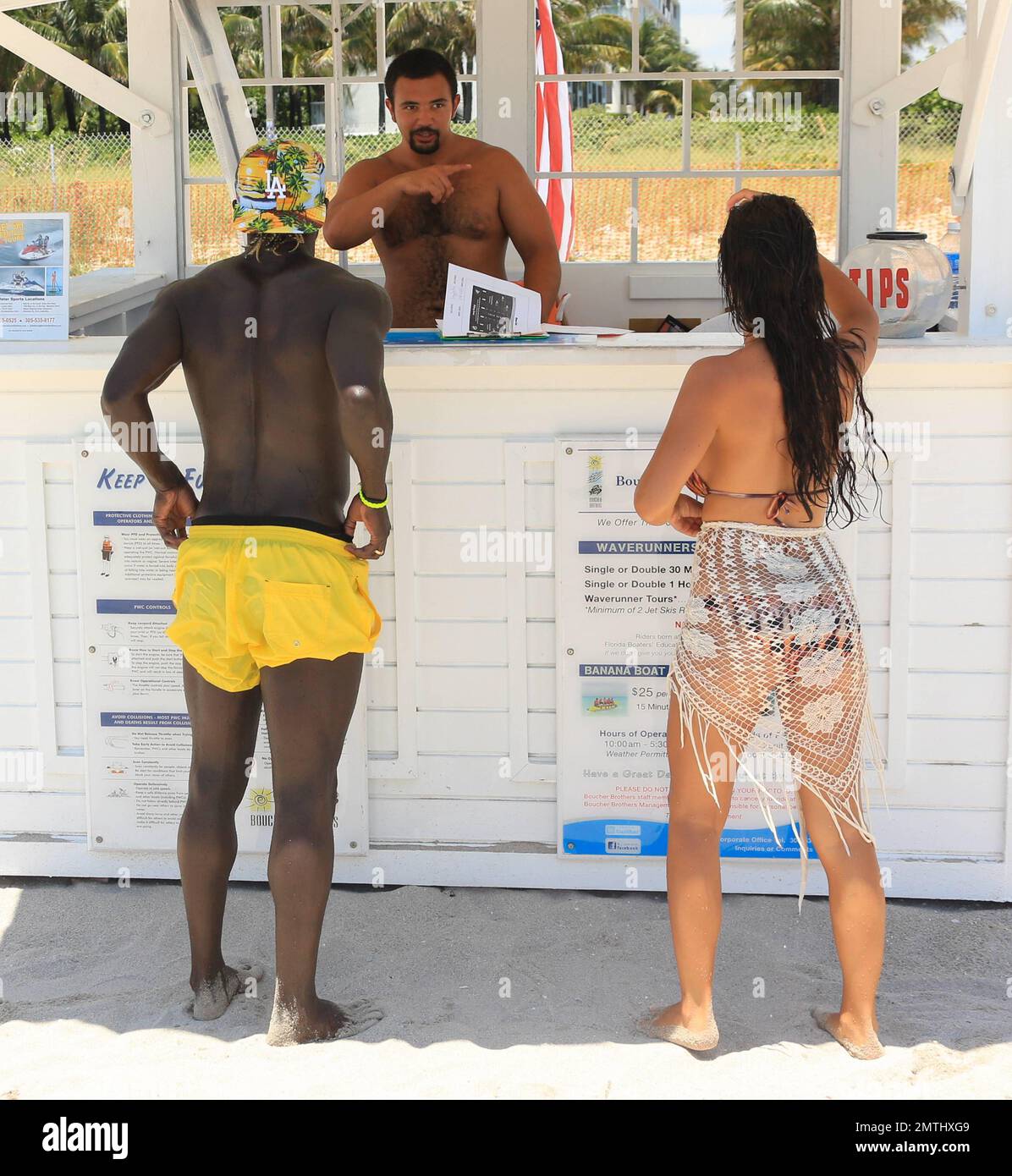 El futbolista Bacary Sagna y su voluptuosa esposa Ludivine pasan otro día en la playa y dan una vuelta en una moto de agua