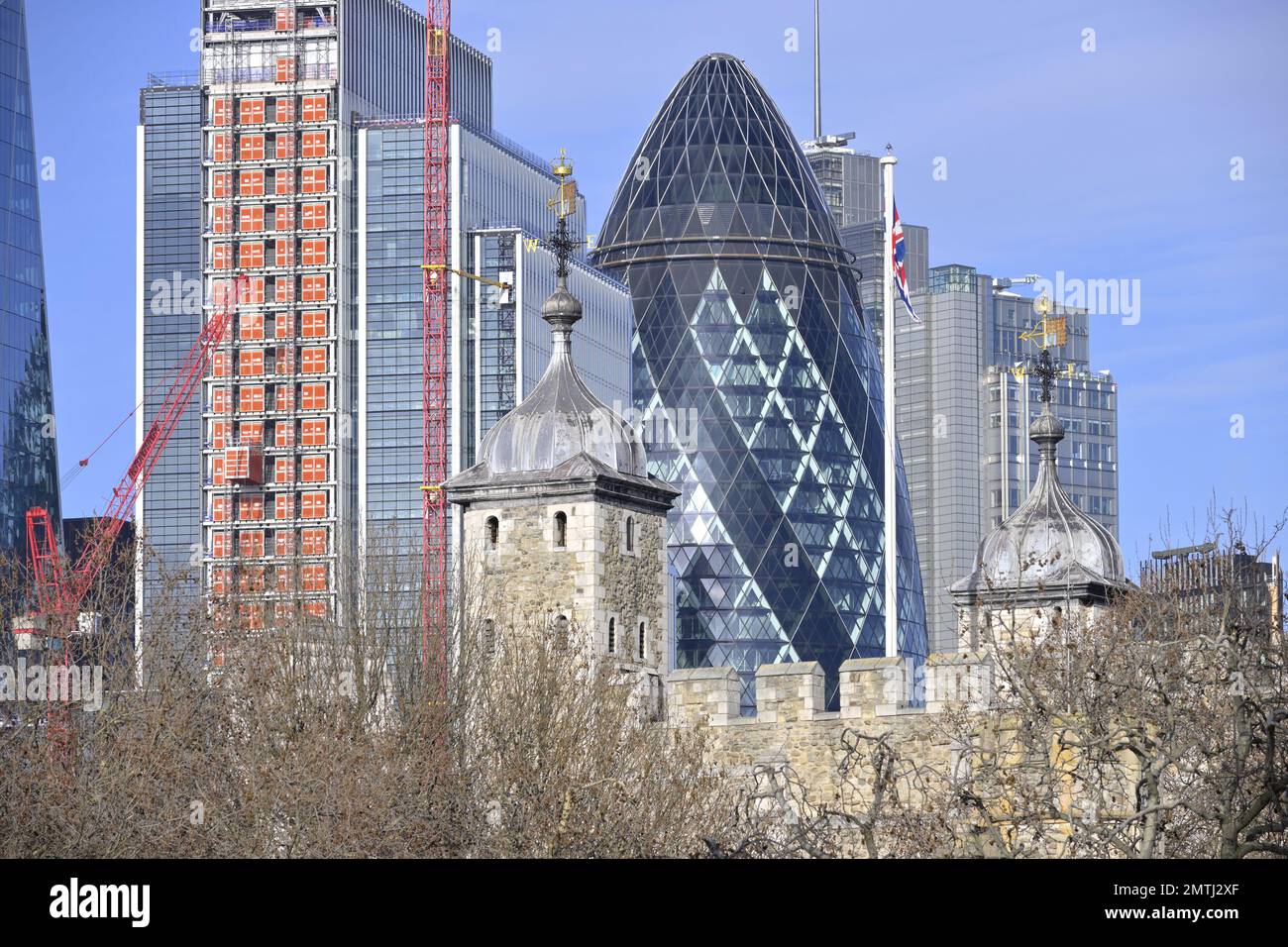 Londres, Inglaterra, Reino Unido. Arquitectura antigua y nueva. La ciudad de Londres se eleva a bloques detrás de la Torre de Londres Foto de stock