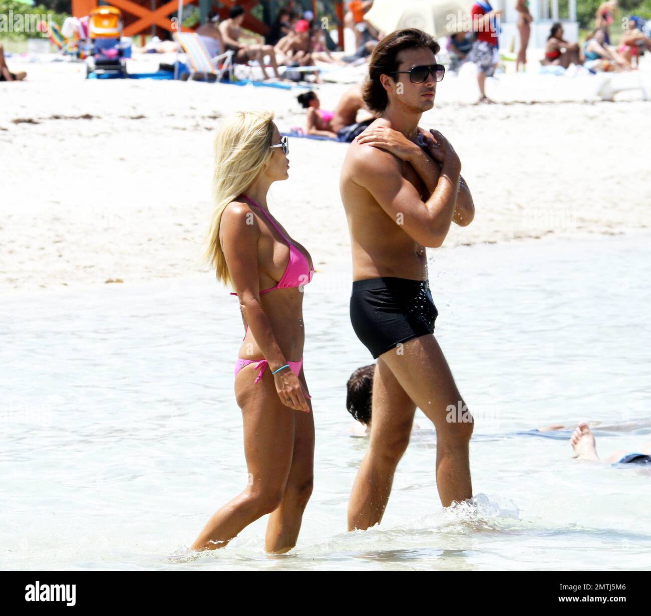 Shauna Sand y su esposo Laurent Homburger parecen estar disfrutando de una  tarde de playa juntos a pesar de los recientes informes de un matrimonio  turbulento y violencia doméstica. Shauna se puso