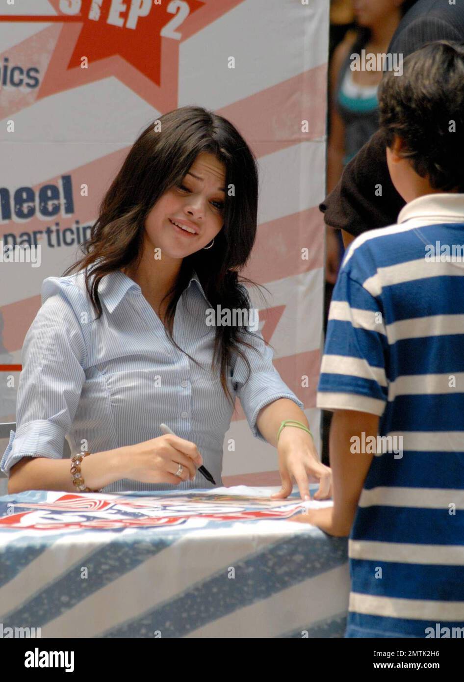 La estrella de Disney Selena Gómez firma autógrafos para los fans en un  evento para urvotecounts.com donde conoció a miles de niños que apoyaban  sus opiniones sobre el próximo presidente de los