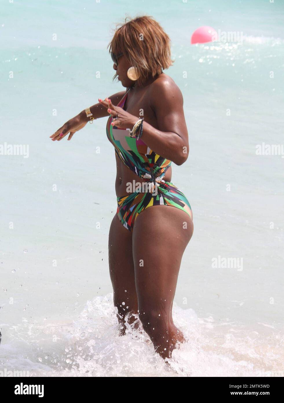 Serena Williams muestra su forma en un traje de baño de corte en la playa.  Miami, FL. 3/25/10 Fotografía de stock - Alamy