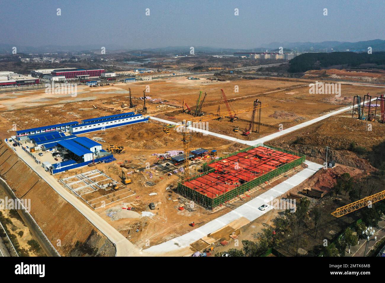 Guiyang. 1st de febrero de 2023. Esta foto aérea tomada el 1 de febrero de 2023 muestra el sitio de construcción de un proyecto de incubadora de la industria aeroespacial en Gui'an New Área, provincia de Guizhou, al suroeste de China. La construcción de 687 grandes proyectos, con una inversión total de más de 376,7 mil millones de yuanes (alrededor de 55,9 mil millones de dólares), comenzó el miércoles en la provincia de Guizhou. Crédito: Yang Wenbin/Xinhua/Alamy Live News Foto de stock