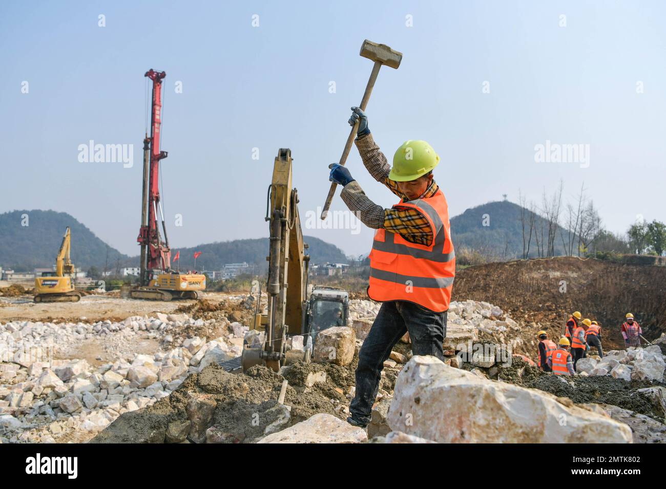 Guiyang, provincia china de Guizhou. 1st de febrero de 2023. Un hombre trabaja en el sitio de construcción de un proyecto de Midea Group en Gui'an New Área, provincia de Guizhou, al suroeste de China, el 1 de febrero de 2023. La construcción de 687 grandes proyectos, con una inversión total de más de 376,7 mil millones de yuanes (alrededor de 55,9 mil millones de dólares), comenzó el miércoles en la provincia de Guizhou. Crédito: Yang Wenbin/Xinhua/Alamy Live News Foto de stock