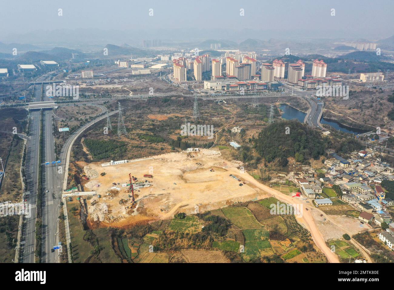 Guiyang. 1st de febrero de 2023. Esta foto aérea tomada el 1 de febrero de 2023 muestra el sitio de construcción de un proyecto de Midea Group en Gui'an New Área, provincia de Guizhou, al suroeste de China. La construcción de 687 grandes proyectos, con una inversión total de más de 376,7 mil millones de yuanes (alrededor de 55,9 mil millones de dólares), comenzó el miércoles en la provincia de Guizhou. Crédito: Yang Wenbin/Xinhua/Alamy Live News Foto de stock