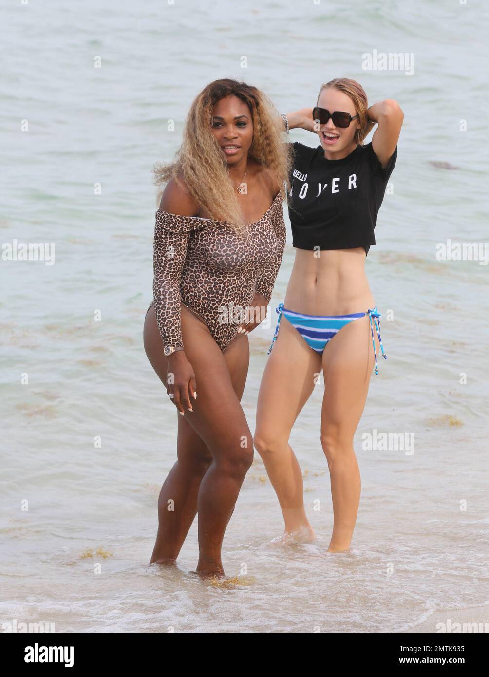 Las tenistas Serena Williams y Caroline Wozniacki se ven en Miami Beach  disfrutando del día con amigos. Serena se ve con un traje de baño unitard  de estampado animal, mientras que Caroline