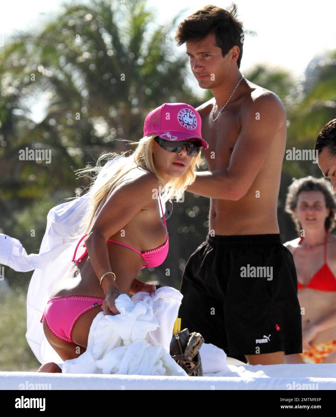 EXCLUSIVO! Shauna Sand muestra su figura en un bonito bikini rosa en South  Beach hoy. Shauna pasó tiempo con dos hombres guapos y se bronceó. Miami,  FL. 4/1/10 Fotografía de stock - Alamy