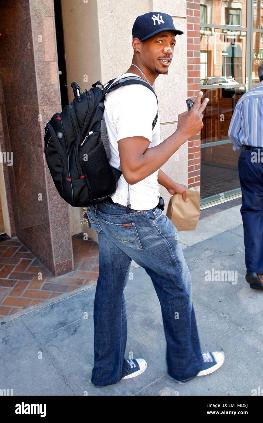 Shawn Wayans sale de un edificio médico en Beverly Hills con cinta